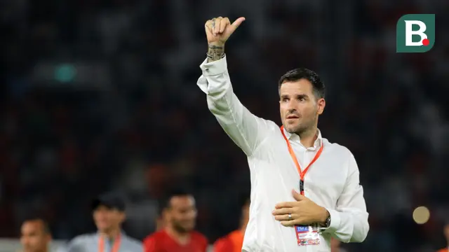 Pelatih Timnas Indonesia, Simon McMenemy, saat membimbing timnya menang 6-0 atas Vanuatu dalam laga uji coba internasional di Stadion Utama Gelora Bung Karno, Senayan, Jakarta, Sabtu (15/6/2019). (Bola.com/Yoppy Renato)