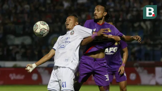 Pemain Persik Kediri, Rohit Chand (kanan) berebut bola dengan pemain Arema FC, Dendi Santoso dalam lanjutan pertandingan babak penyisihan Grup D Piala Presiden 2022 antara Persik Kediri menghadapi Arema FC di Stadion Kanjuruhan, Malang, Jawa Timur, Rabu (15/6/2022). (Bola.com/Arief Bagus)