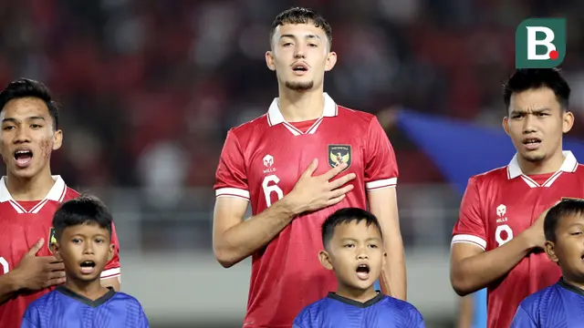 Ekspresi pemain Timnas Indonesia U-23, (dari kiri ke kanan) Arkhan Fikri, Ivar Jenner, dan Witan Sulaeman saat menyanyikan lagu kebangsaan Indonesia Raya jelang melawan Chinese Taipei U-23 dalam pertandingan Grup K Kualifikasi Piala Asia U-23 2024 di Stadion Manahan, Solo, Sabtu (9/9/2023). (Bola.com/Arief Bagus)