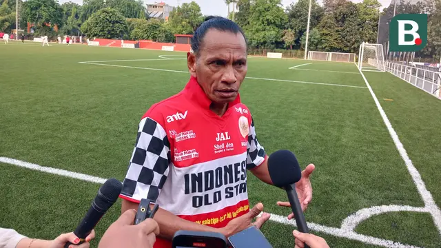 Rochy Putiray saat mengiikuti laga amal untuk Rudy Keltjes di ASIOP Stadium, Jakarta, Rabu (30/10/2024). (Bola.com/Hery Kurniawan)