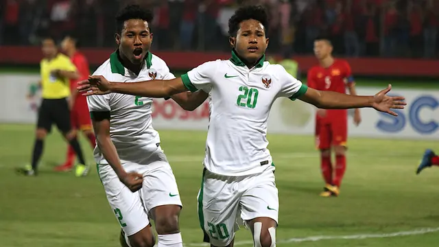 Striker Timnas Indonesia U-16, Bagus Kahfi, merayakan gol yang dicetaknya ke gawang Vietnam bersama saudara kembar, Bagas Kaffa, dalam laga lanjutan Piala AFF U-16 2018 di Stadion Gelora Delta, Sidoarjo, Kamis (2/8/2018). (Bola.com/Aditya Wany)