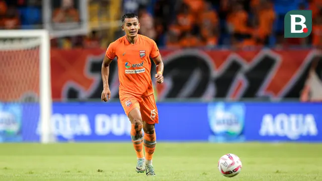 Pemain Borneo FC, Leo Guntara menguasai bola saat menghadapi Madura United pada laga leg kedua semifinal Championship Series BRI Liga 1 2023/2024 di Stadion Batakan, Balikpapan, Kalimantan Timur, Minggu (19/5/2024). (Bola.com/Bagaskara Lazuardi)