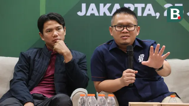Direktur Operasional LIB, Asep Saputra (kanan) berbicara didampingi perwakilan pemain, Ahmad Jufrianto dalam diskusi Asosiasi Pesepakbola Profesional Indonesia (APPI) dan PSSI Pers di GBK Arena, Jakarta Pusat, Selasa (25/6/2024). (Bola.com/M Iqbal Ichsan)