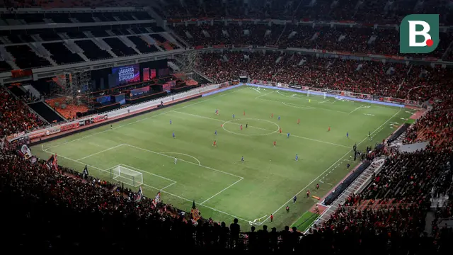 Suasana pertandingan dari atas tribun penonton saat laga persahabatan antara Persija Jakarta menghadapi Chonburi FC dalam rangka Grand Launching Jakarta International Stadium (JIS), Minggu (24/7/2022). (Bola.com/M Iqbal Ichsan)