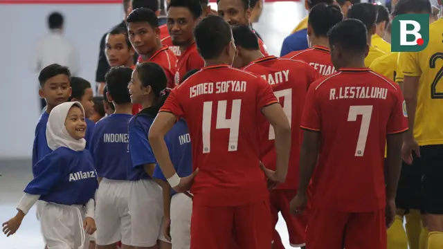 Ekspresi Nurhafizah (berhijab) saat menghampiri bek kanan Persija Jakarta, Ismed Sofyan, sebelum memasuki lapangansaat laga Piala AFC 2019 kontra Ceres-Negros di Stadion Utama Gelora Bung Karno, Senayan, Jakarta, Selasa (23/4/2019). (Bola.com/Peksi Cahyo).