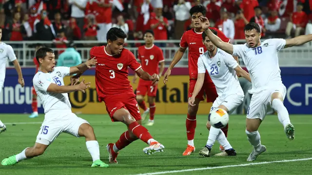 Pemain Timnas Indonesia U-23, Muhammad Ferarri (tengah) mencetak gol ke gawang Uzbekistan U-23 yang akhirnya dianulir VAR pada laga semifinal Piala Asia U-23 2024 di Abdullah bin Khalifa Stadium, Doha, Qatar, Senin (29/4/2024). (AFP/Karim Jaafar)