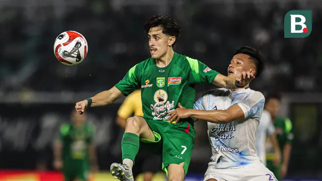Pemain Persebaya Surabaya, Francisco Rivera mencoba mengamankan bola dari pemain PSIM Yogyakarta pada BRI Super League 2025/2026 di Stadion Gelora Bung Tomo, Surabaya, Jumat (8/8/2025). (Bola.com/Abdul Aziz) 