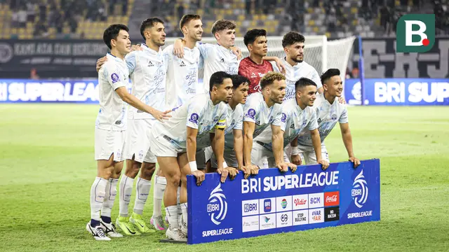 Skuad PSIM Yogyakarta saat melawan Persebaya Surabaya pada BRI Super League 2025/2026 di Stadion Gelora Bung Tomo, Surabaya, Jumat (8/8/2025). (Bola.com/Abdul Aziz)