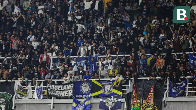 Para superter PSIM Yogyakarta yang hadir saat tim kesayangannya bertanding dengan Persebaya Surabaya pada BRI Super League 2025/2026 di Stadion Gelora Bung Tomo, Surabaya, Jumat (8/8/2025). (Bola.com/Abdul Aziz