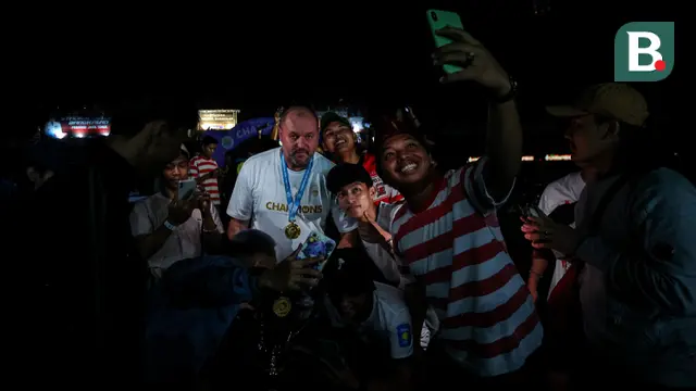 Pelatih Persib Bandung, Bojan Hodak (tengah) melayani para fans untuk berfoto bersama di sela perayaan Persib Bandung menjuarai Championship Series BRI Liga 1 2023/2024 usai mengalahkan Madura United pada final leg kedua di Stadion Gelora Bangkalan, Madura, Jumat (31/5/2024). (Bola.com/Bagaskara Lazuardi)