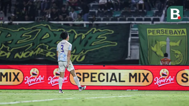 Pemain PSIM Yogyakarta, Yusaku Yamadera menghapiri suporter usai manang melawan Persebaya Surabaya pada BRI Super League 2025/2026 di Stadion Gelora Bung Tomo, Surabaya, Jumat (8/8/2025). (Bola.com/Abdul Aziz) 