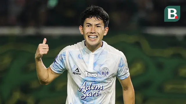 Ekspresi pemain PSIM Yogyakarta, Yusaku Yamadera saat timnya bertanding melawan Persebaya Surabaya pada BRI Super League 2025/2026 di Stadion Gelora Bung Tomo, Surabaya, Jumat (8/8/2025). (Bola.com/Abdul Aziz) 