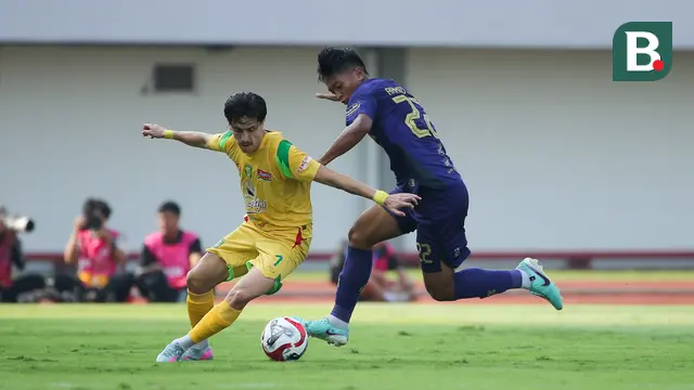 Gelandang Persebaya Surabaya, Francisco Rivera mendapatkan pengawalan ketat dari gelandang Persita Tangerang, Ahmad Fahd dalam laga pekan kedua BRI Super League 2025/2026 di Indomilk Arena, Tangerang, Sabtu (16/8/2025). (Bola.com/Abdul Aziz).