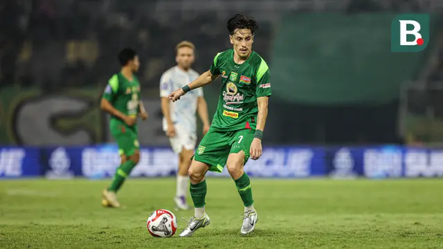 Aksi pemain Persebaya Surabaya, Francisco Rivera saat bertanding melawan PSIM Yogyakarta pada BRI Super League 2025/2026 di Stadion Gelora Bung Tomo, Surabaya, Jumat (8/8/2025). (Bola.com/Abdul Aziz) 