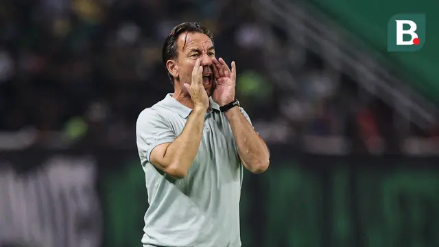 Pelatih PSIM Yogyakarta, Jean-Paul van Gastel sedang memberikan arahan kepada anak asuhnya saat bertanding melawan PSIM Yogyakarta pada BRI Super League 2025/2026 di Stadion Gelora Bung Tomo, Surabaya, Jumat (8/8/2025). (Bola.com/Abdul Aziz) 