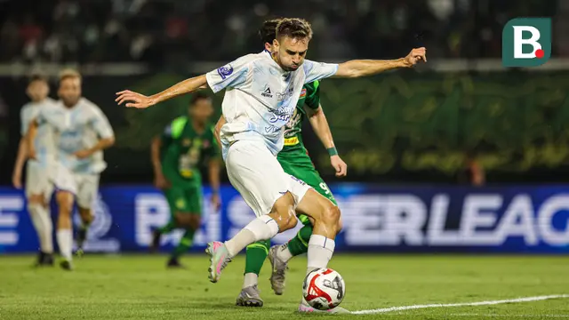 Pemain PSIM Yogyakarta, Nermin Haljeta saat timnya melawan Persebaya Surabaya pada BRI Super League 2025/2026 di Stadion Gelora Bung Tomo, Surabaya, Jumat (8/8/2025). (Bola.com/Abdul Aziz)