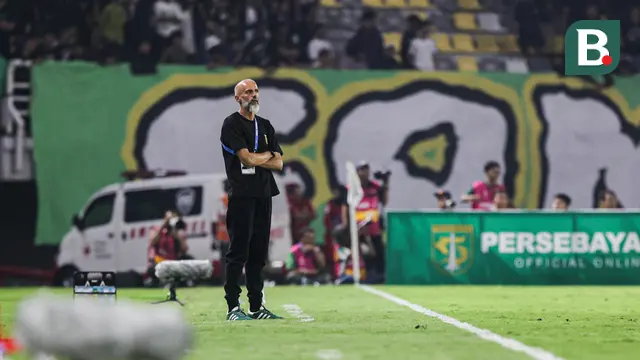 Pelatih Persebaya Surabaya, Eduardo Perez saat mendampingi timnya ketika melawan PSIM Yogyakarta pada BRI Super League 2025/2026 di Stadion Gelora Bung Tomo, Surabaya, Jumat (8/8/2025). (Bola.com/Abdul Aziz) 