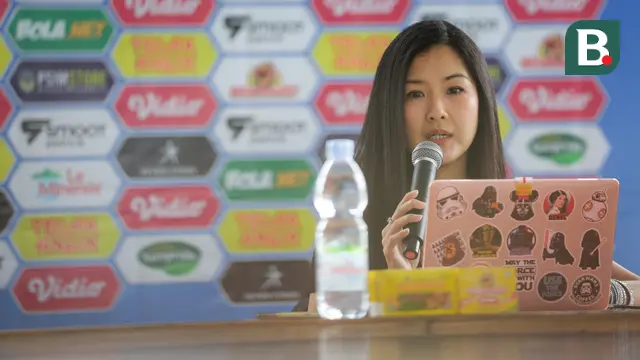 Direktur Bisnis PSIM Yogyakarta, Liana Tasno memberikan pernyataan saat konferensi pers sponsor PSIM Yogyakarta 2022 di Wisma PSIM Yogyakarta, Sabtu (13/08/2022). (Bola.com/Bagaskara Lazuardi)