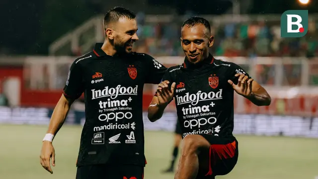 Irfan Jaya (kanan) saat mencetak gol ke gawang Malut United di ajang BRI Liga 1 2025/2026. (Alit Binawan/Bola.com)