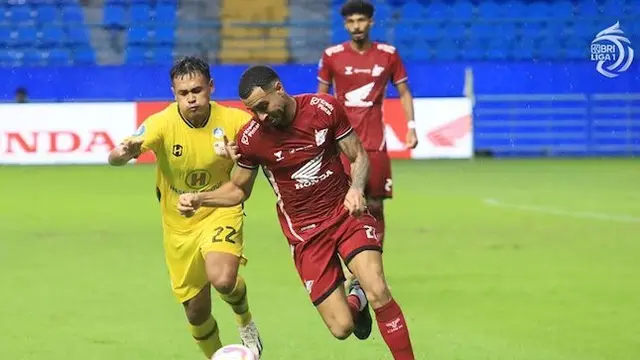 Duel antara Novan Sasongko dan Victor Luiz pada laga BRI Liga 1 2024/2025 (c) PT LIB