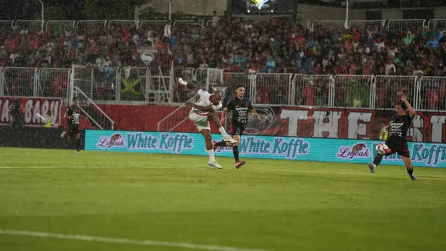 Malut United dan Bali United harus puas bermain imbang 3-3 pada laga pekan kedua BRI Super League 2025/2026 di Stadion Gelora Kie Raha, Ternate, Jumat (15/8/2025) malam WIB. (dok. Malut United)