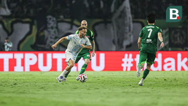Pemain PSIM Yogyakarta, Ze Valente saat timnya bertanding melawan Persebaya Surabaya pada BRI Super League 2025/2026 di Stadion Gelora Bung Tomo, Surabaya, Jumat (8/8/2025). (Bola.com/Abdul Aziz) 