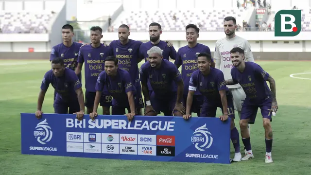 Starting XI Persita Tangerang saat menjamu Persebaya Surabaya dalam laga pekan kedua BRI Super League 2025/2026 di Indomilk Arena, Tangerang, Sabtu (16/8/2025). (Bola.com/Abdul Aziz).