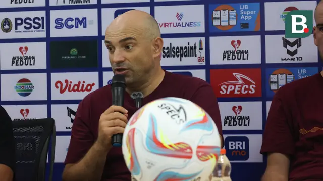 Pelatih kepala PSM Makassar, Bernardo Tavares saat konferensi pers usai laga menghadapi Persikabo 1973 pada pekan ke-3 BRI Liga 1 2023/2024 menghadapi Persikabo 1973 di Stadion Pakansari, Cibinong, Bogor, Jumat (14/7/2023). (Bola.com/Abdul Aziz)