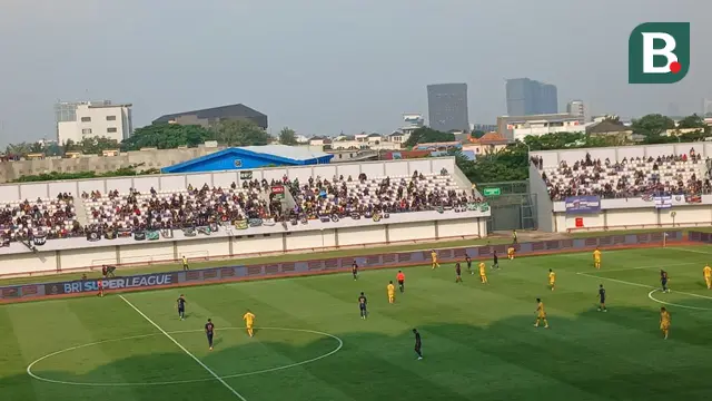 Ratusan Bonek memadati sisi timur Stadion Indomilk Arena saat Persita Tangerang menjamu Persebaya dalam laga kedua BRI Super League 2025/2026, Sabtu (16/8/2025) sore. (Bola.com/Hery Kurniawan).