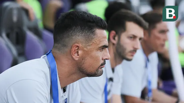 Pelatih Persita Tangerang, Carlos Pena mendampingi timnya menjamu Persebaya Surabaya dalam laga pekan kedua BRI Super League 2025/2026 di Indomilk Arena, Tangerang, Sabtu (16/8/2025). (Bola.com/Abdul Aziz).