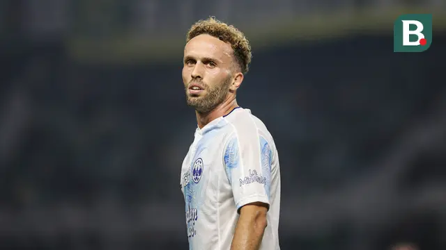 Pemain PSIM Yogyakarta, Ze Valente saat timnya melawan Persebaya Surabaya pada BRI Super League 2025/2026 di Stadion Gelora Bung Tomo, Surabaya, Jumat (8/8/2025). (Bola.com/Abdul Aziz)