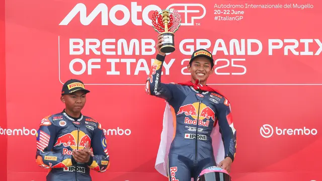 Veda Ega Pratama mencatat sejarah sebagai pembalap motor Indonesia pertama yang memenangkan Red Bull MotoGP Rookies Cup 2025. (Foto: Dok. Koleksi Pribadi Juragan 99)