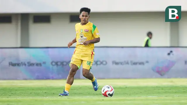 Aksi gelandang Persebaya Surabaya, Toni Firmansyah dalam laga pekan kedua BRI Super League 2025/2026 melawan Persita Tangerang di Indomilk Arena, Tangerang, Sabtu (16/8/2025). (Bola.com/Abdul Aziz).