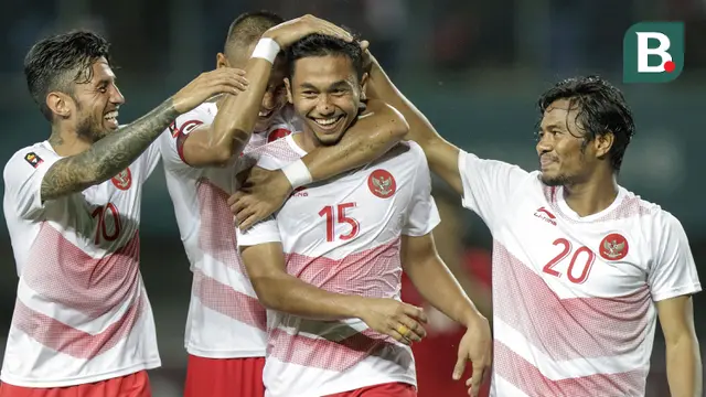 Para pemain Indonesia merayakan gol yang dicetak oleh Ricky Fajrin ke gawang Laos pada laga Asian Games di Stadion Patriot, Jawa Barat, Jumat (17/8/2018). Indonesia menang 3-0 atas Laos. (Dok Bola.com)