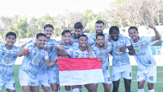 Selebrasi gol Madura United membawa bendera Merah-Putih dalam laga kontra Persik Kediri di Stadion Gelora Joko Sumitro, Gresik, Sabtu (16/8/2025). (Bola.com/Wahyu Pratama)