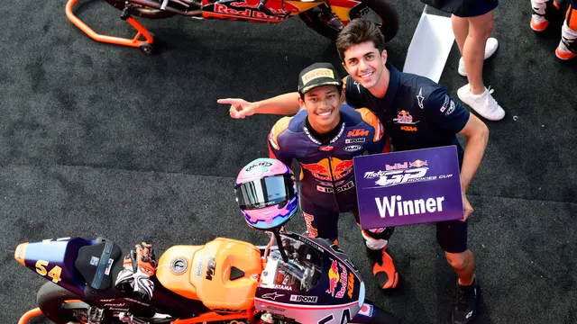 Veda Ega Pratama saat finis pertama pada ajang Red Bull Rookies 2025 di Sirkuit Mugello hari Sabtu (21/06/2025). (Red Bull Rookies Cup 2025)