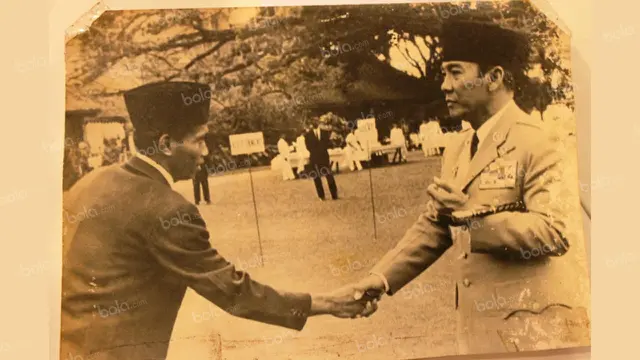 Kiper legendaris Persija Jakarta dan Timnas Indonesia, saat bersalaman dengan Presiden RI Kedua, Ir. Soekarno. (Repro Bola.com)