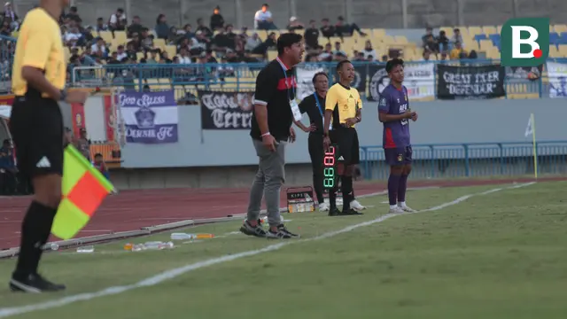 Pelatih Madura United Angel Alfredo Vera pada laga kontra Persik Kediri di BRI Super League. (Wahyu Pratama/Bola.com)