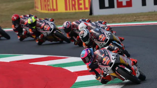 Pembalap binaan PT Astra Honda Motor, Veda Ega Pratama (nomor 54), berhasil meraih podium juara pada Race 2 Red Bull Rookies Cup 2025 seri Mugello, Minggu (22/6/2025) sore WIB. (dok. Red Bull Rookies Cup 2025)