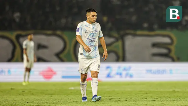 Pemain PSIM Yogyakarta, Ezequiel Vidal ketika bertanding melawan Persebaya Surabaya pada BRI Super League 2025/2026 di Stadion Gelora Bung Tomo, Surabaya, Jumat (8/8/2025). (Bola.com/Abdul Aziz)