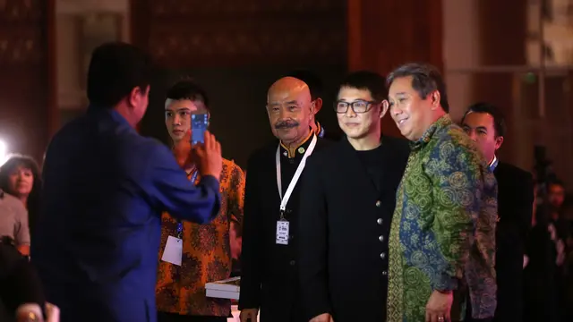 Bintang Film Jet Li (tengah) berfoto bersama Ketua Pelaksana, IGK Manila pada Pembukaan Kejuaraan Dunia Wushu 2015 di JCC, Senayan, Jakarta, Jumat (13/11/2015). (Bola.com/Nicklas Hanoatubun)
