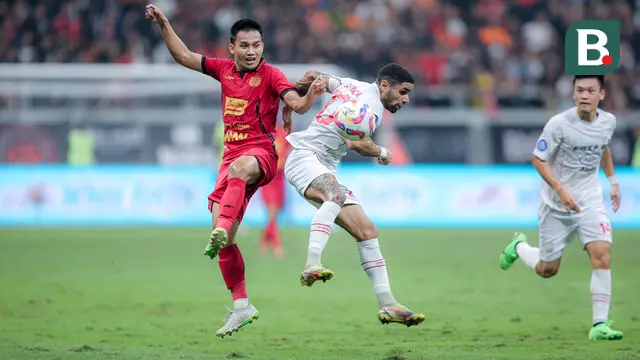 Pemain Persija Jakarta, Witan Sulaeman (kiri) berebut bola dengan pemain Persis Solo, Gonzalo Sebastian Andrada Acosta pada laga lanjutan BRI Liga 1 2024/2025 di Jakarta International Stadium (JIS), Jakarta Utara, Sabtu (24/08/2024). (Bola.com/Bagaskara Lazuardi)