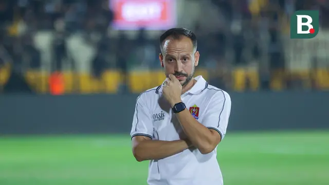 Pelatih Persijap Jepara, Mario Lemos, saat laga uji coba melawan Persipura Jayapura di Stadion Gelora Bumi Kartini (GBK) Jepara, Sabtu (26/7/2025). (Bola.com/M. Iqbal Ichsan)