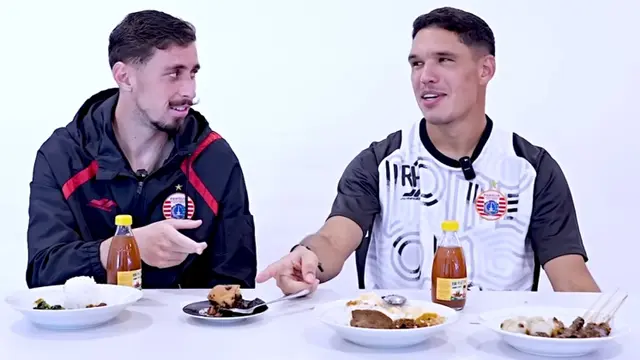 Pemain asing Persija mencoba makanan Indonesia. (YouTube Persija)