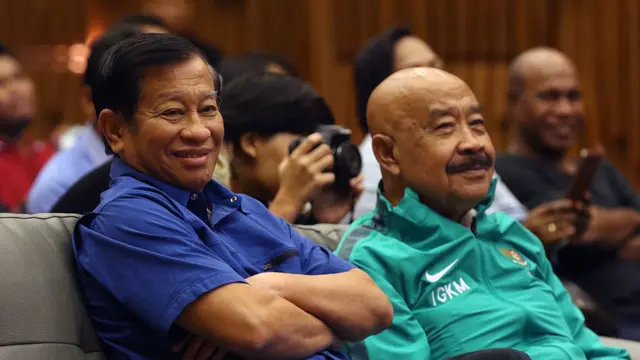 Komite Pemilihan Ketua PSSI, Agum Gumelar (kiri) dan IGK Manila hadir menyaksikan debat  terbuka enam caketum PSSI 2016-2010 di Hall SCTV Tower, Jakarta, Selasa (4/10).