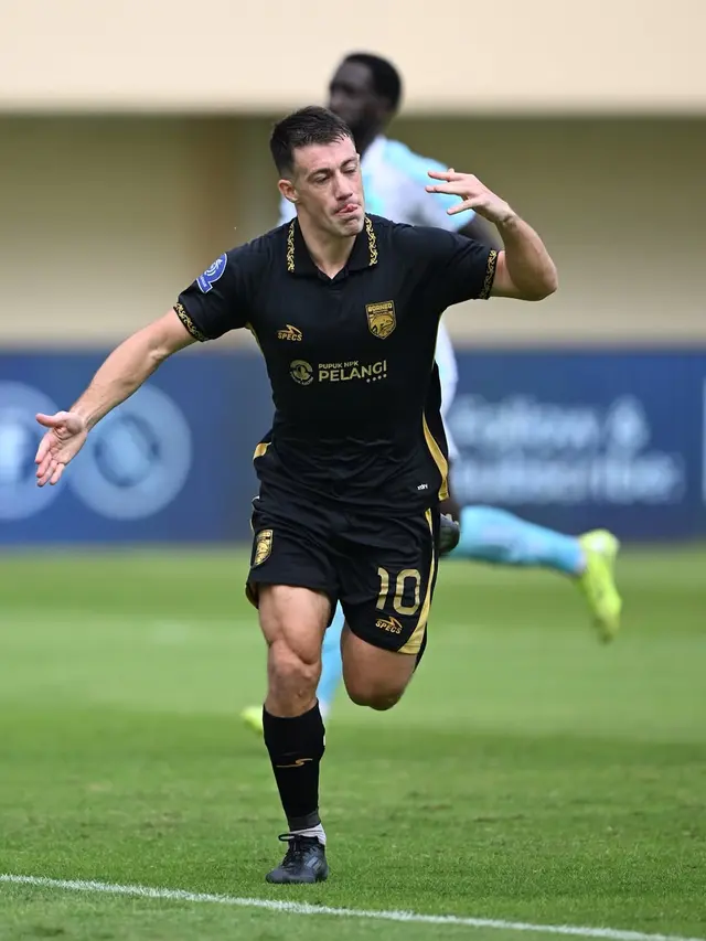 Selebrasi winger Borneo FC Samarinda, Mariano Peralta usai membobol gawang PSBS Biak lewat tendangan penalti dalam laga pekan kedua BRI Super League 2025/2026 di Stadion Maguwoharjo, Sleman, Senin (18/8/2025). (Dok. Borneo FC Samarinda).