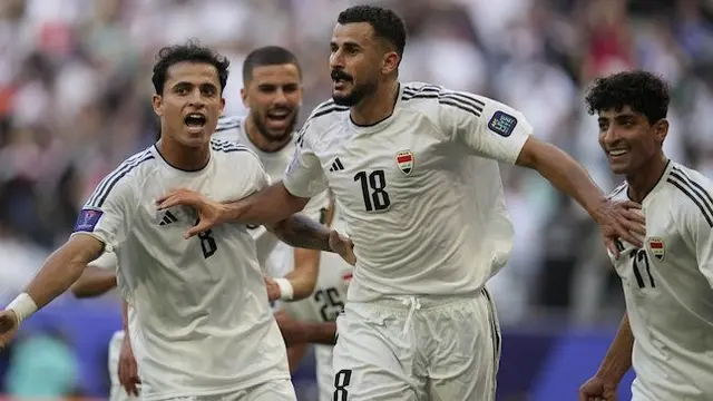 Striker Timnas Irak Aymen Hussein merayakan golnya ke gawang Jepang di matchday 2 Grup D Piala Asia 2023 di Education City Stadium, Jumat (19/01/2024) malam WIB. (c) AP Photo/Aijaz Rahi