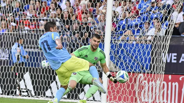 Aksi Maarten Paes saat membela FC Dallas saat menjamu Philadelphia Union dalam lanjutan MLS 2025, Minggu (6/1/2025). (Dok. FC Dallas).
