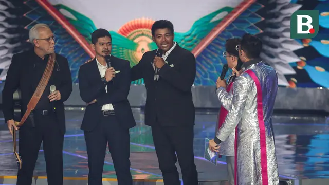 Legenda Timnas Indonesia, Bambang Pamungkas (tengah kiri) dan Nuralim bercengkrama saat konser ulang tahun ke-28 Indosiar yang bertajuk INDOSIA28EST yang berlangsung di Studio 6 EMTEK City, Daan Mogot, Jakarta Barat, Selasa (10/01/2023). (Bola.com/Bagaskara Lazuardi)