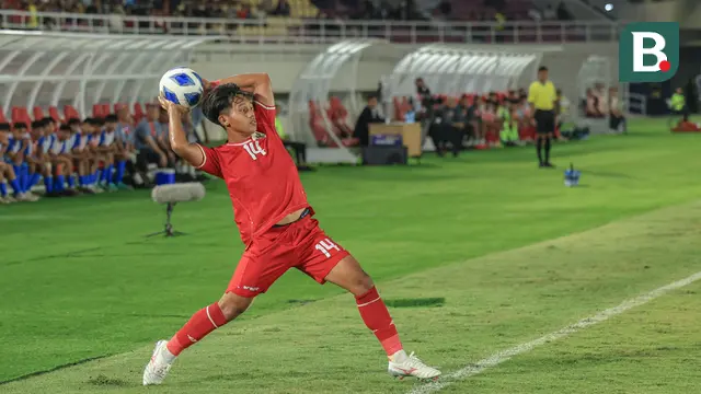 Bek Timnas Indonesia U-16, Fabio Azka Irawan melakukan lemparan ke dalam yang berujung gol pertama ke gawang Singapura yang dicetak Muhammad Mierza pada laga matchday pertama Grup A Piala AFF U-16 2024 di Stadion Manahan, Solo, Jumat (21/6/2024). (Bola.com/Radifa Arsa)